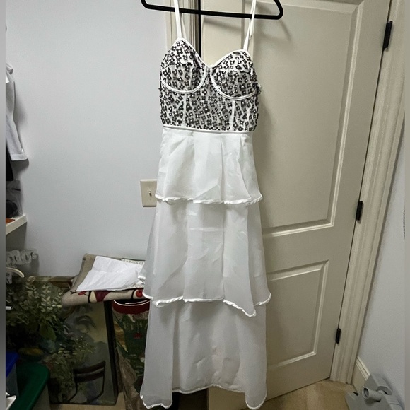 True Decadence WHITE BLACK MONO FLOWER TIERED ORGANZA MAXI DRESS - Picture 3 of 6